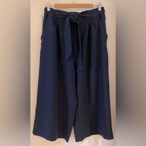 Lululemon Noir Crop in “True Navy,” sz 8, no stains/rips, washed as instructed.